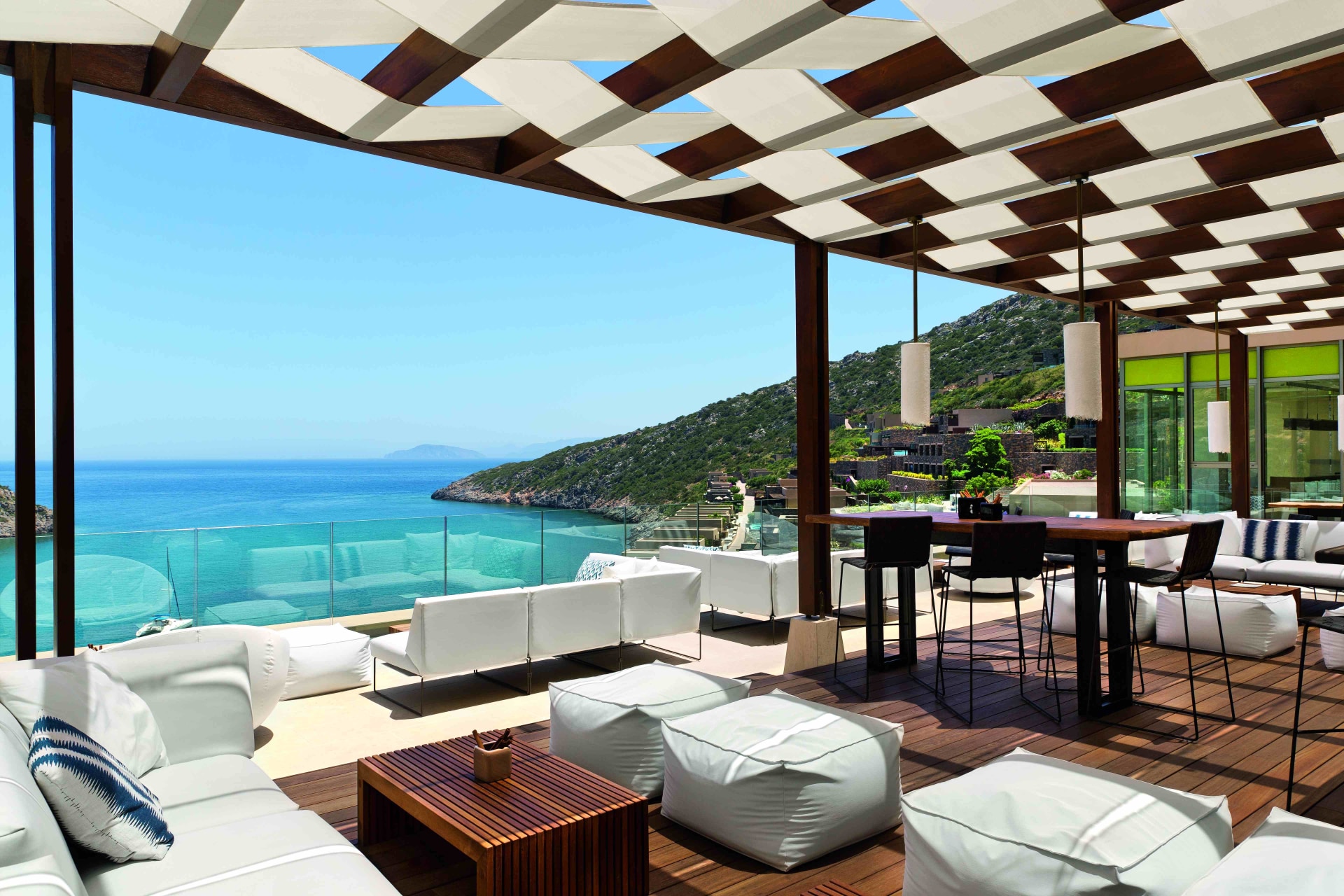Außenansicht von der Crystal Box Bar mit Blich auf das Meer